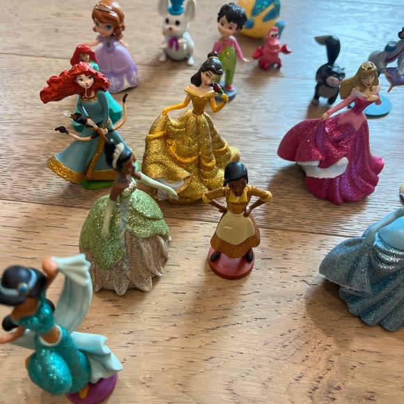 Princess Disney Deluxe Figure Play Set w Glitter Accents. - Picture 6 of 6